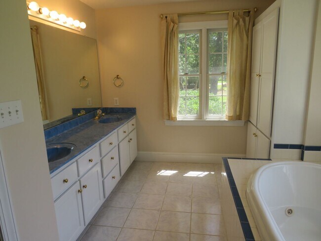 Building Photo - 130 Magen's Way Cedar Point, NC 28584