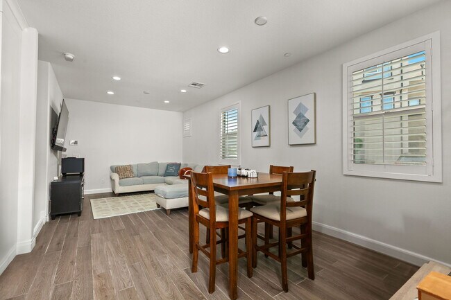 Building Photo - 2460 Solara Ln