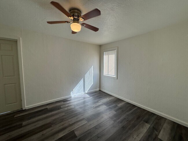 Building Photo - Cute One Bedroom Cottage with Parking Space