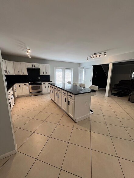 Primary Photo - 2417 Sundy Ave