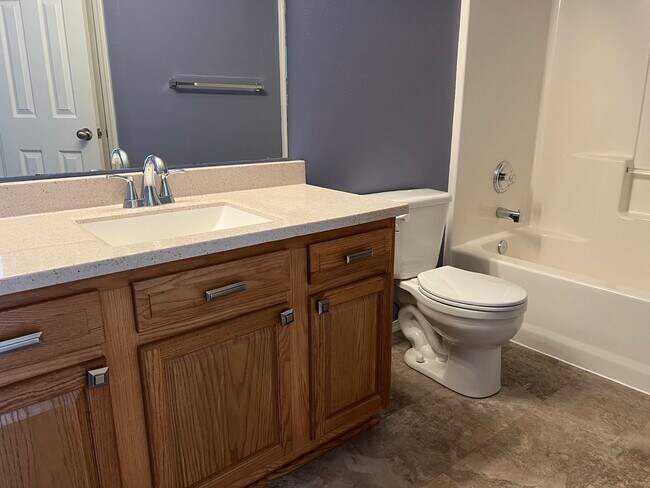 Building Photo - 3 Bed / 2 Bath Springfield Address, Republic Schools