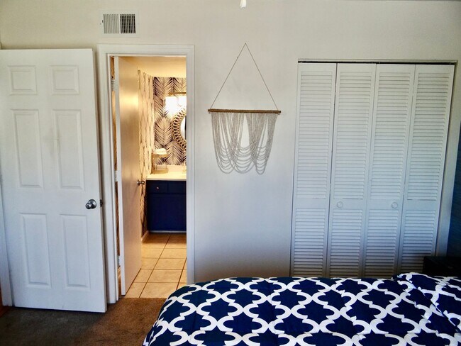 Building Photo - Furnished All-Inclusive 4bed/3bath condo a...