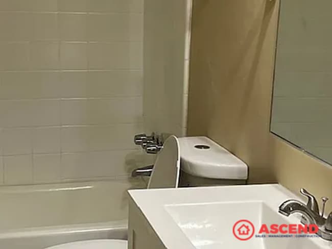 Building Photo - Adorable 4 Bedroom Bungalow!