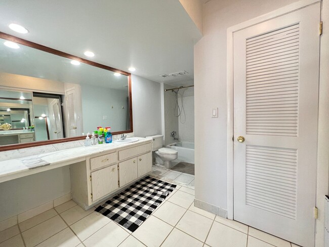 Building Photo - 2 Bed 2 Bath Condo Just Steps From The Oce...