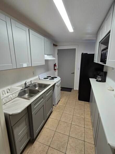 Building Photo - 925 E 30th St