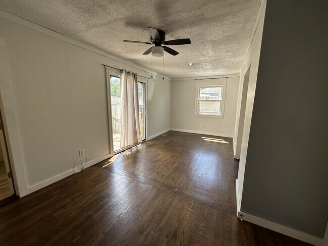 Building Photo - 10 N Acres Dr