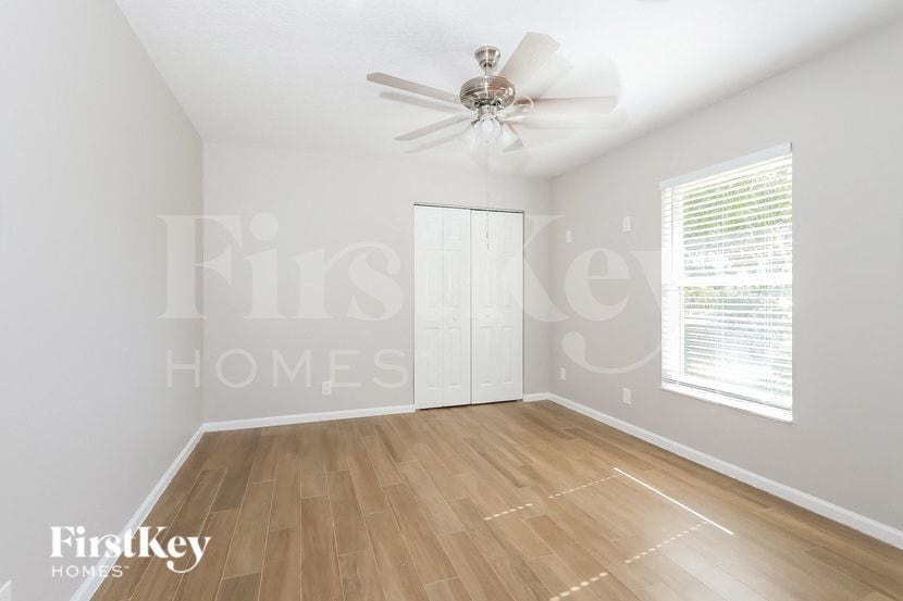 Building Photo - 562 SW Dairy Rd