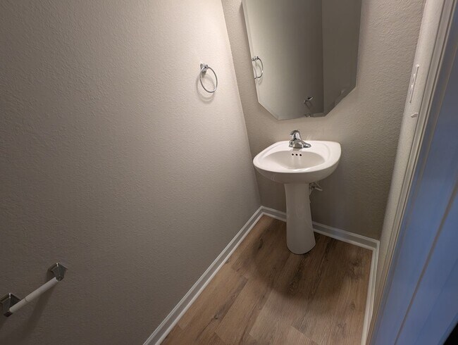 Building Photo - Spacious Townhome in Kingstree!