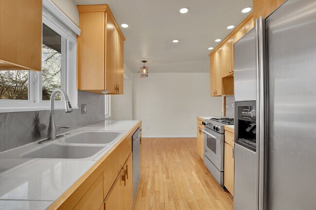 Building Photo - $2,795.00 - $300 OFF First Months' Rent - 5 Bedrooms, 2 Bathrooms, Single Family Home in Broomfie...