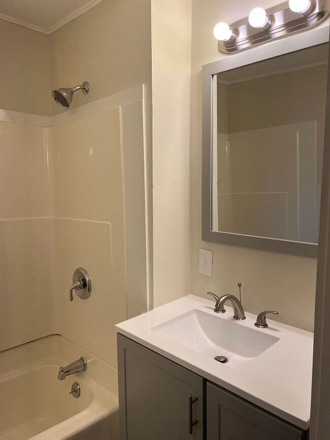 Building Photo - 5 Elm St