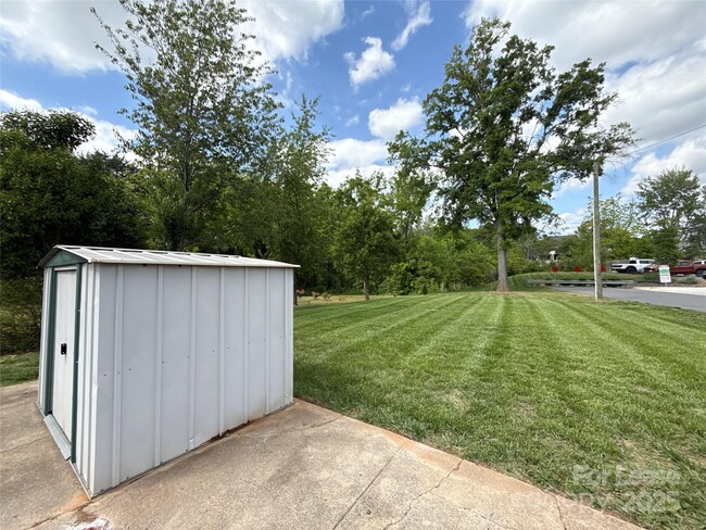Building Photo - 300 E Peterson Dr