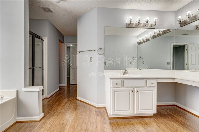 Building Photo - 2540 Alvecot Cir SE