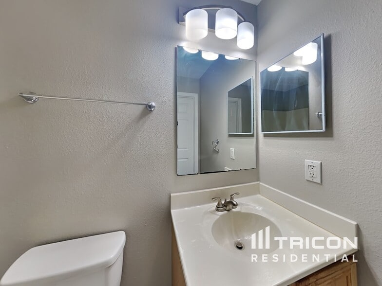Building Photo - 262 King Arthur Ct