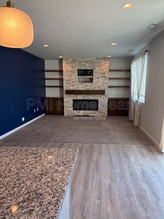 Building Photo - 1546 W Parkview Dr