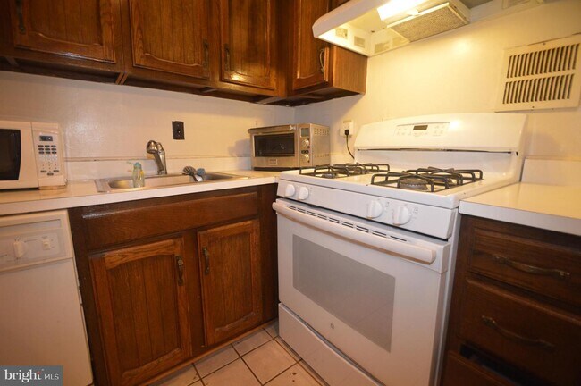 Building Photo - 160 Talbott St