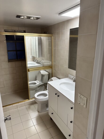 shared bath - 3115 N Palm Aire Dr