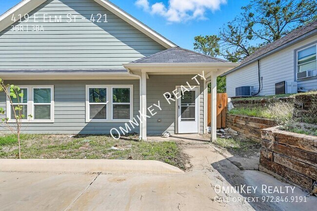 Building Photo - 419 E Elm St