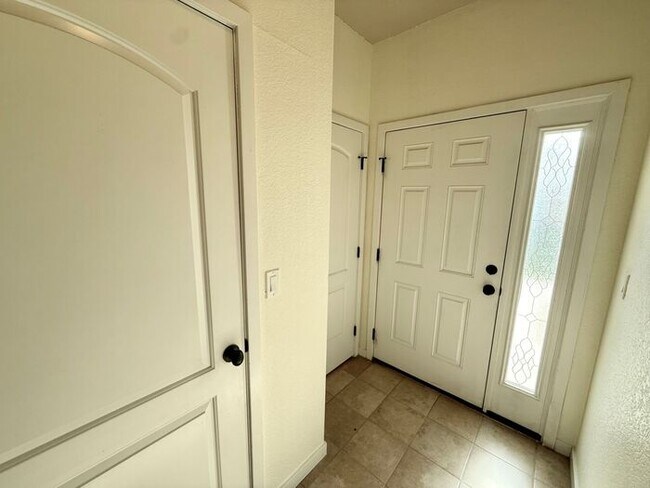 Building Photo - Fantastic 2 Bedroom, 2 Bath Ground Level Condo With Detached Garage in Loveland, Colorado