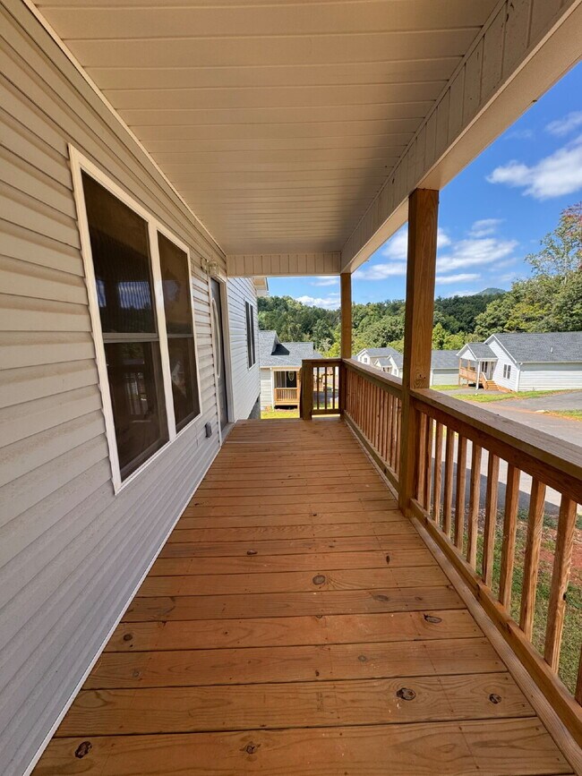 Building Photo - "Charming 3-Bed Haven with Granite Touches in Scenic Mars Hill"