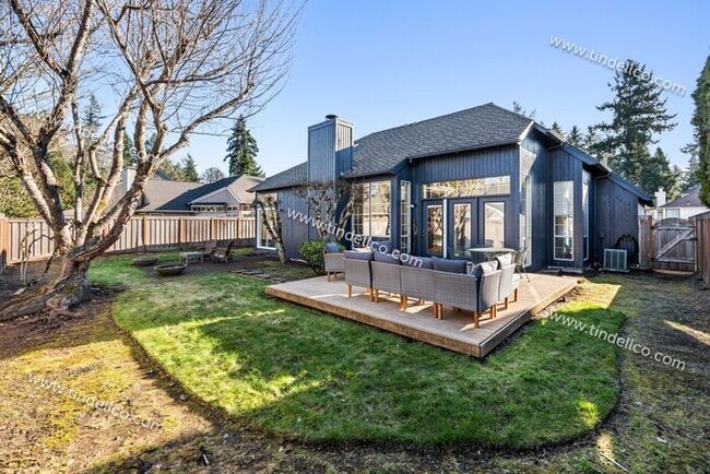 Building Photo - Elegant One-Level Lake Oswego Home with Vaulted Great Room & Garden Patio