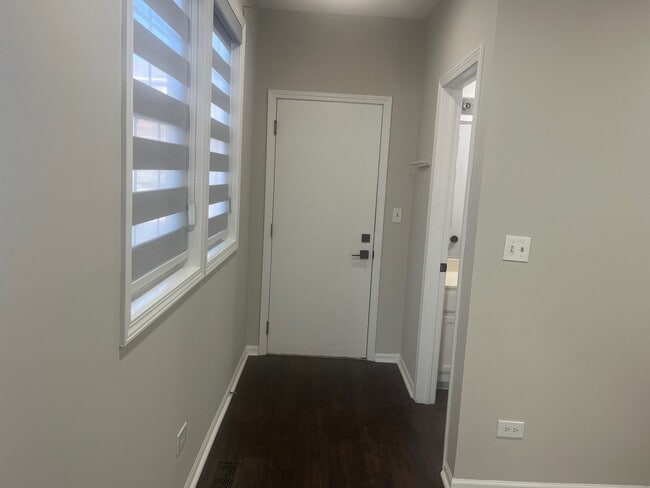 Building Photo - 567 W Parkside Dr