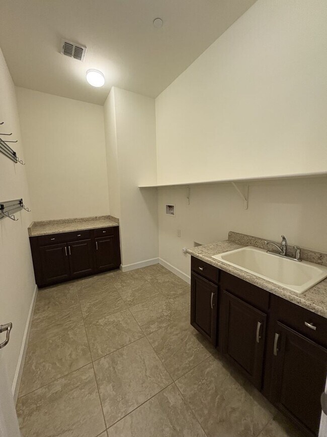 Building Photo - Dove Mountain 4 bedroom with Den 3,277 sq ...