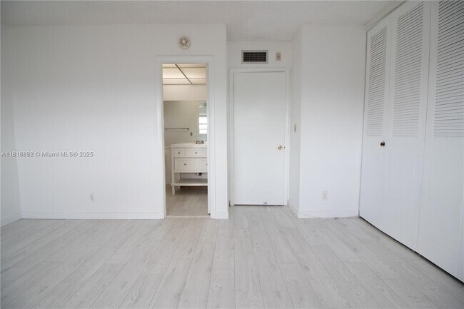 Building Photo - 5031 W Oakland Park Blvd