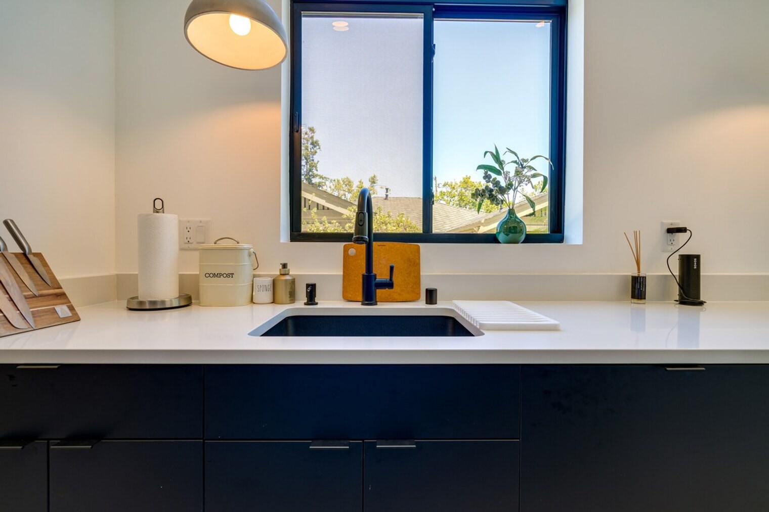 Building Photo - 510 Iris St