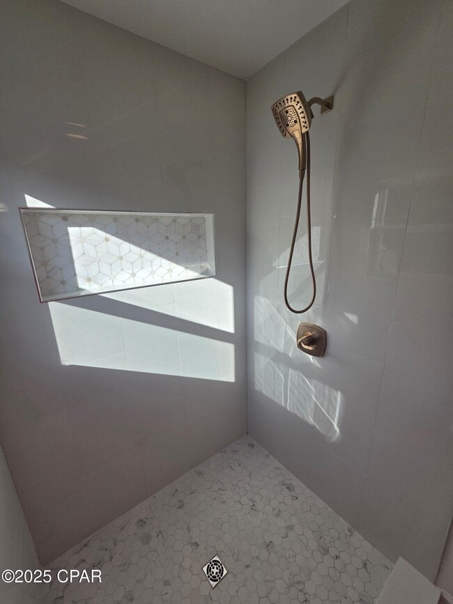 Building Photo - 920 W Beach Dr