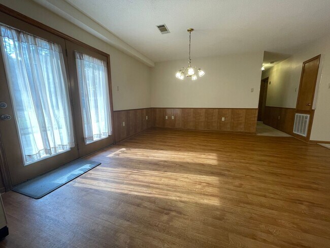 Building Photo - Move-in Special in Sherwood!