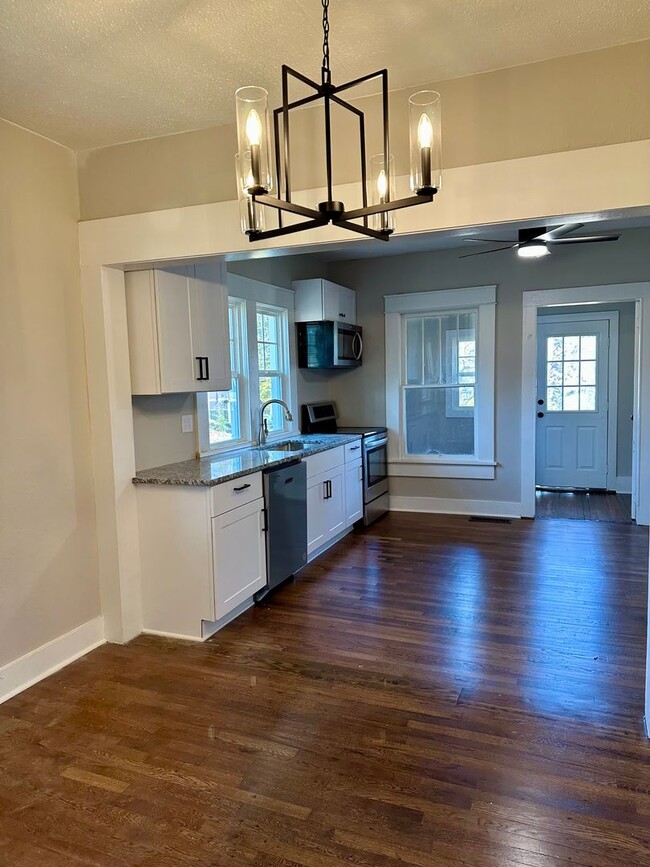 Building Photo - Beautifully renovated 2 bed 1 bath in Down...