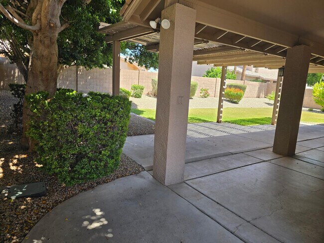Building Photo - 6834 E Gelding Dr