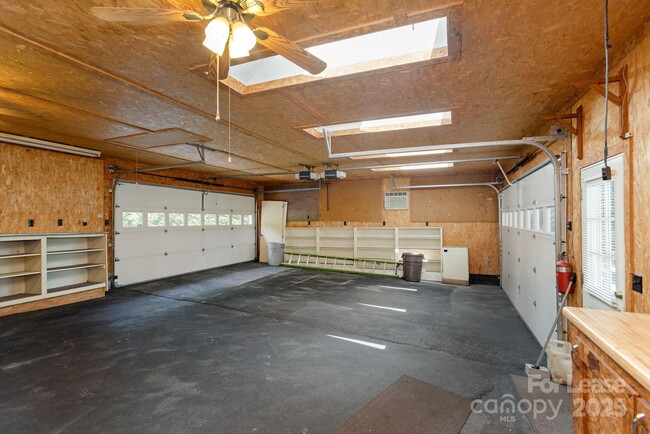 Building Photo - 10 S Oak Forest Dr