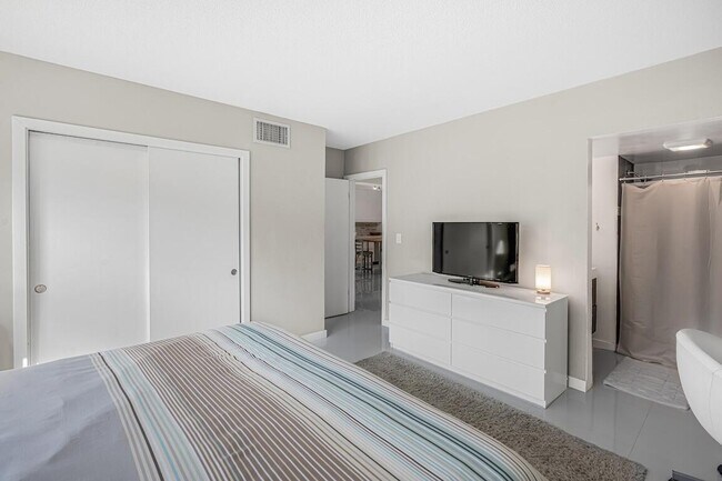 Building Photo - 200 E Royal Palm Rd