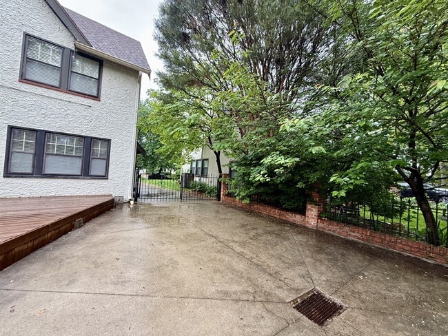 Building Photo - 429 W 70th Terrace