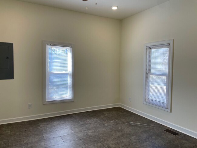 Building Photo - Newly Renovated 2-3 Bed, 1 bath home located in Randleman!!