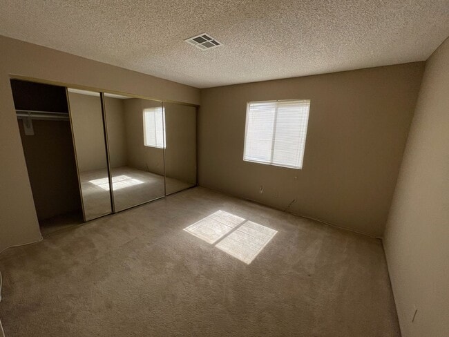 Building Photo - 1st floor condo - Near parks & Summerlin pkwy