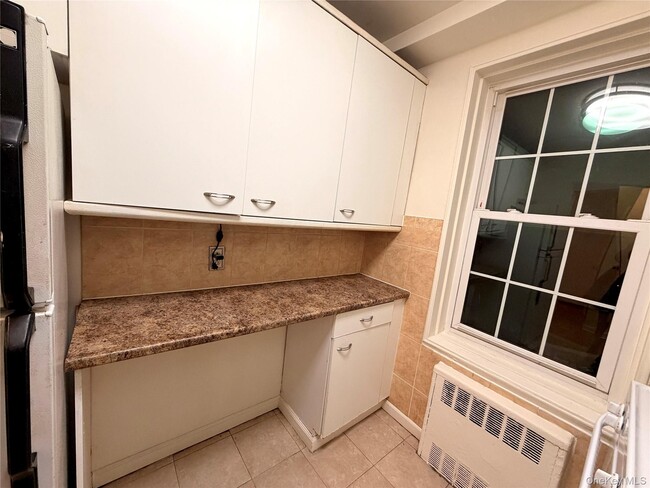 Building Photo - 140-18 Burden Crescent