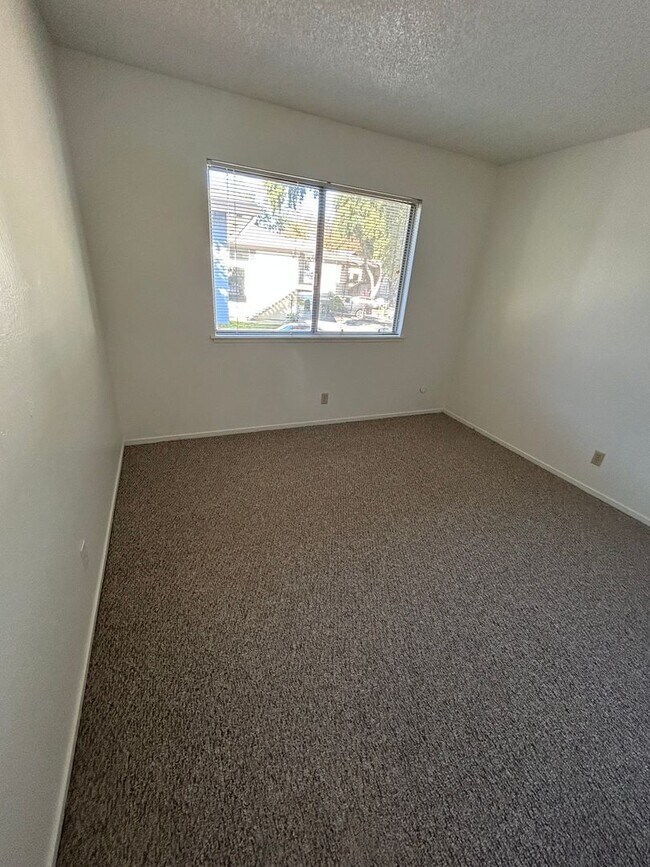 Building Photo - Remodeled Davis Townhouse