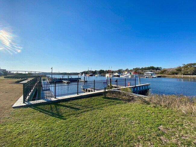 Building Photo - Amazing home in sought-after Winding River Plantation