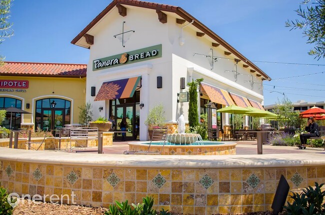 Building Photo - 2144 Royal Dr