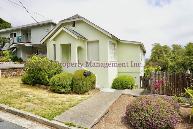Building Photo - Charming Sausalito Home with Private Backy...