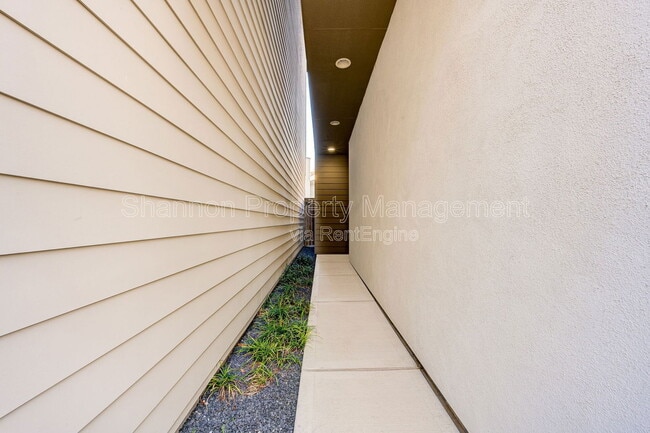 Building Photo - 2333 Sperber Ln