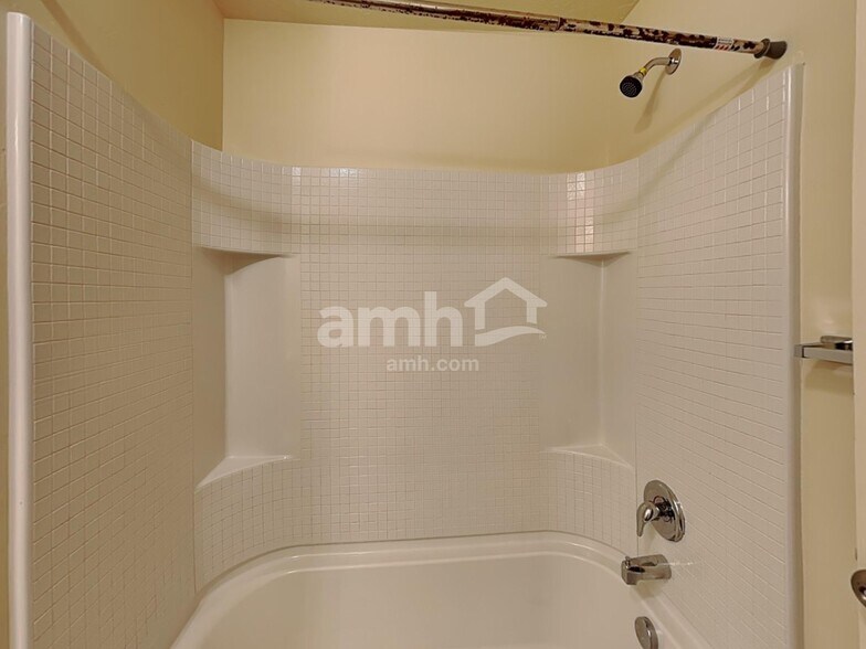 Building Photo - 4792 Addison Ave