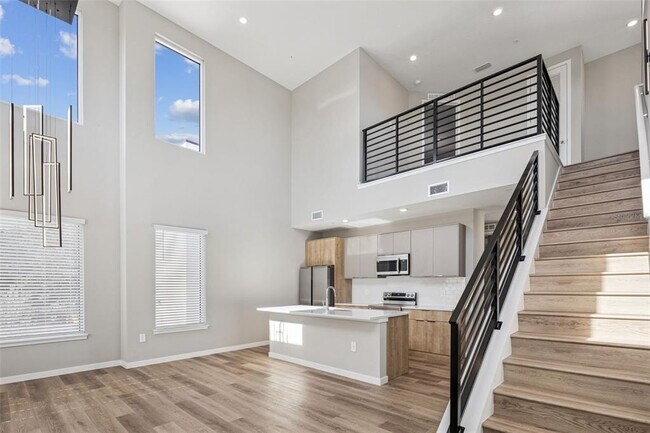 Building Photo - 544 N Bumby Ave