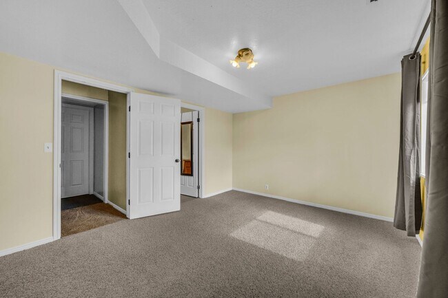 Building Photo - 567 N Allanwood Pl