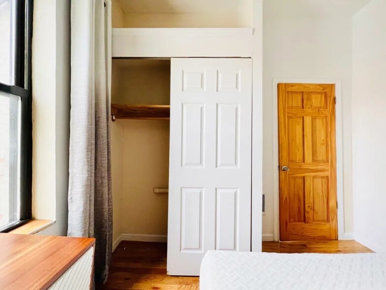 Building Photo - Furnished room/NOT APARTMENT