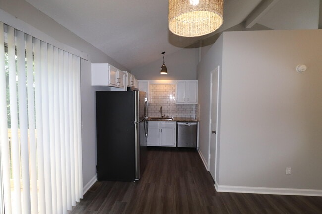 Building Photo - 402 Lakeview Dr