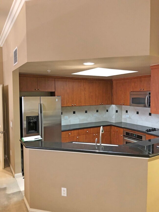 Building Photo - Incredibly Spacious Furnished 2 Bedroom/2 Bath Condo at Park Townsend