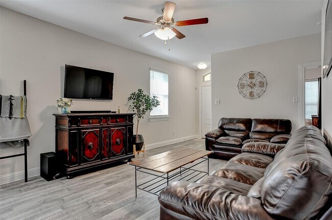 Building Photo - 3 Bed rooms and 2 baths, large master closet. Vinyl garage floor coating is just one of the many ...